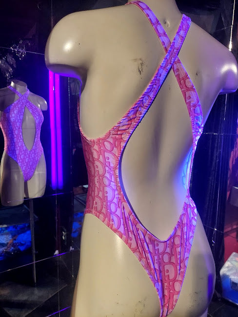 💗 Pink designer-Inspired Cross 1PC 💎 Sexy Designer Dancewear – Pole, Rave, Festival, Lingerie & Swim 🌴✨ (Size 2–14)