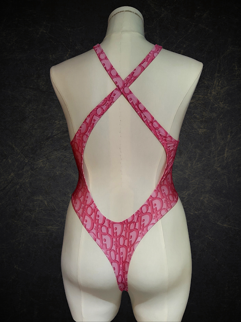 💗 Pink designer-Inspired Cross 1PC 💎 Sexy Designer Dancewear – Pole, Rave, Festival, Lingerie & Swim 🌴✨ (Size 2–14)