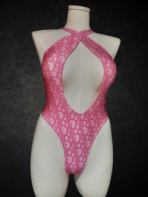 💗 Pink designer-Inspired Cross 1PC 💎 Sexy Designer Dancewear – Pole, Rave, Festival, Lingerie & Swim 🌴✨ (Size 2–14)